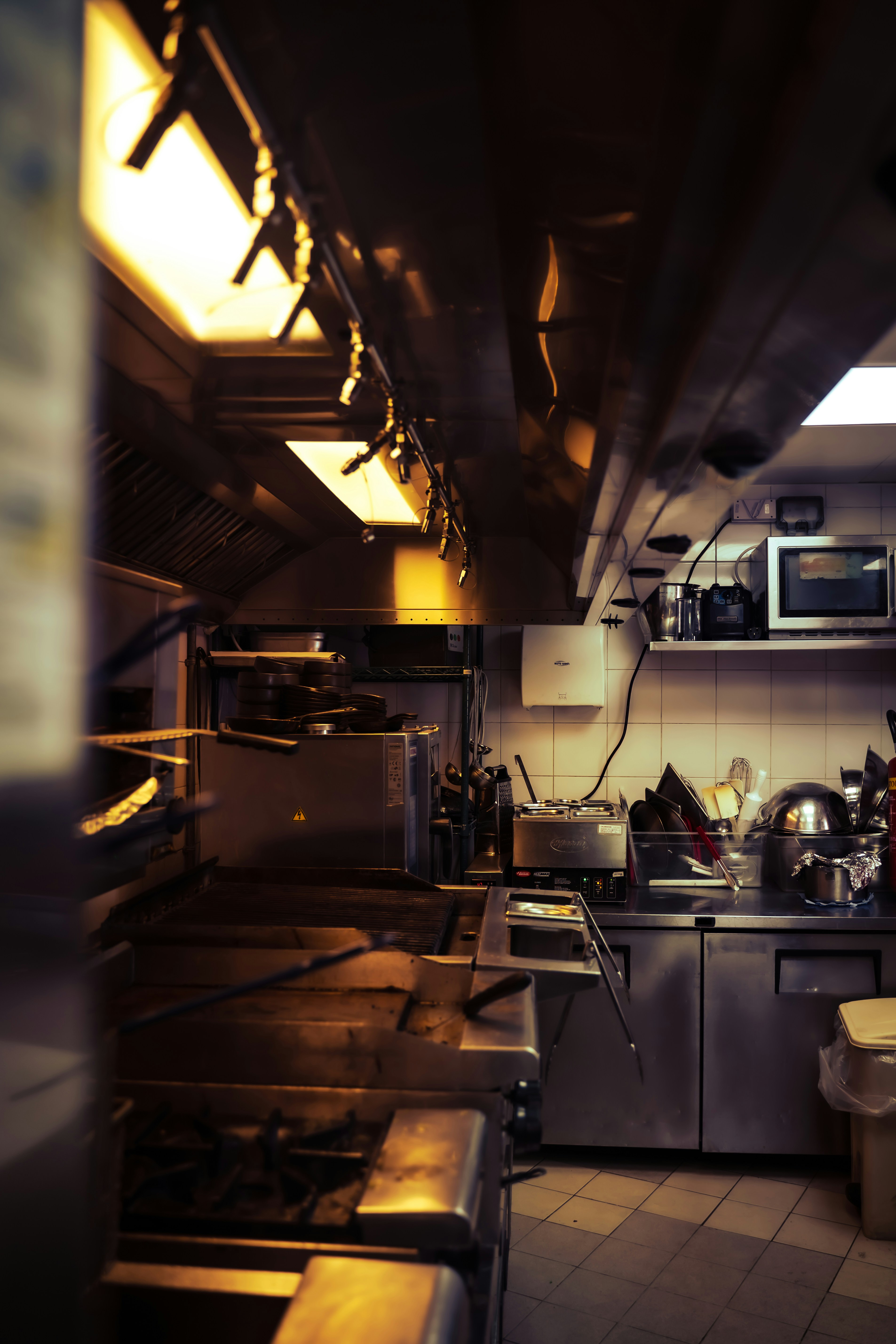 Commercial kitchen hood suppression system